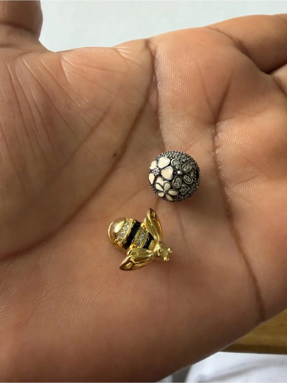 PANDORA- POETIC BLOOMS CLIP and bee